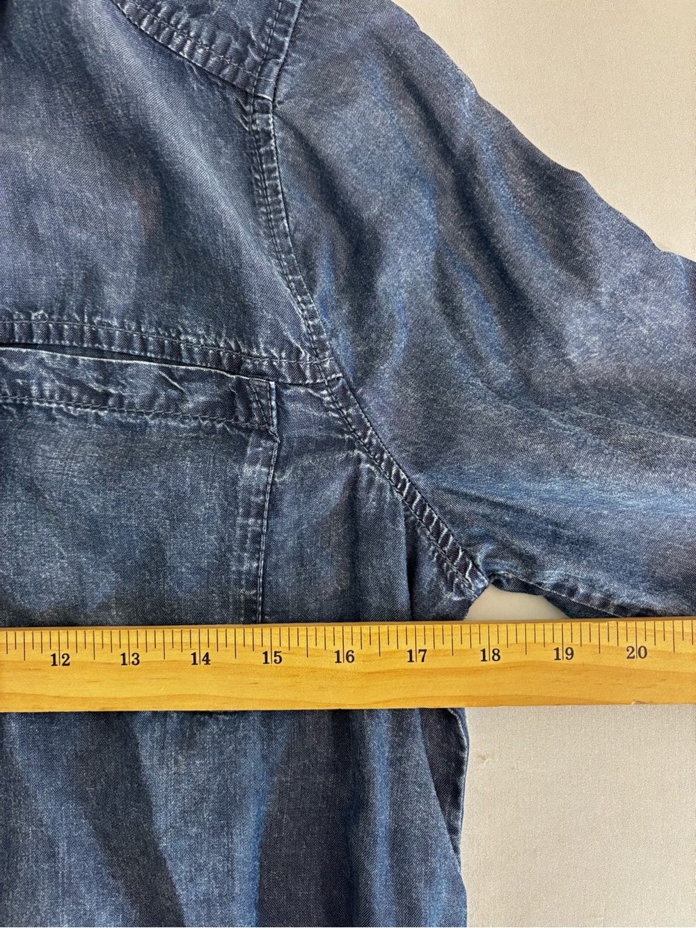 Rock & Republic Lyocell Chambray Shirt M Acid Wash Raw Frayed Hem Button Down - Picture 8 of 13